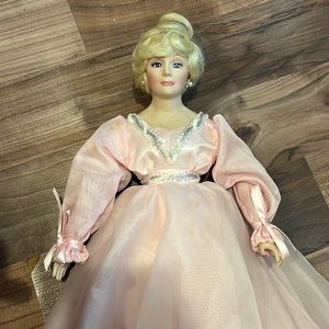 BEAUTIFUL VINTAGE MARY KAY ASH PORCELAIN DOLL 1988 MARY KAY COSMETICS - NO STAND